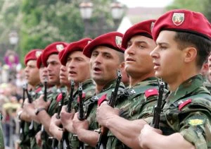 Управляващите обещават мащабно превъоръжаване на армията, но пропускат кризата с кадрите