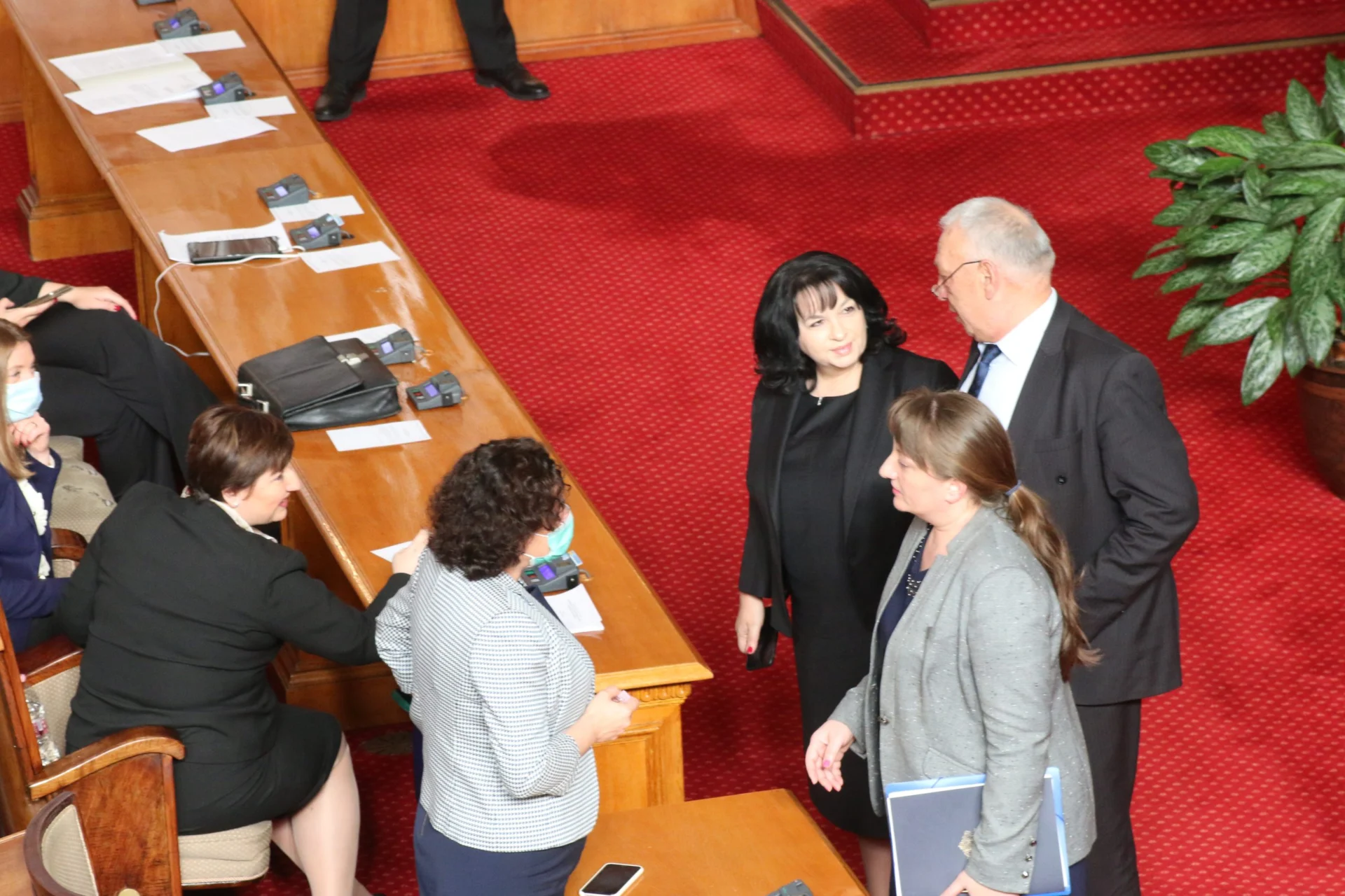 Парламент извънредно положение теменужка Петкова Деница Сачева