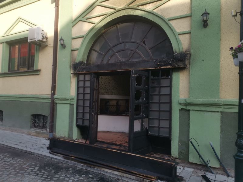 Подпалиха българския център "Иван Михайлов" в Битоля