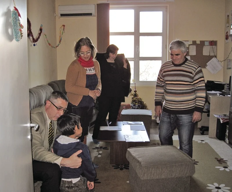 Заради бюрократични спънки за българските приемни семейства е истинско ходене по мъките да вземат малчуган от детски дом.