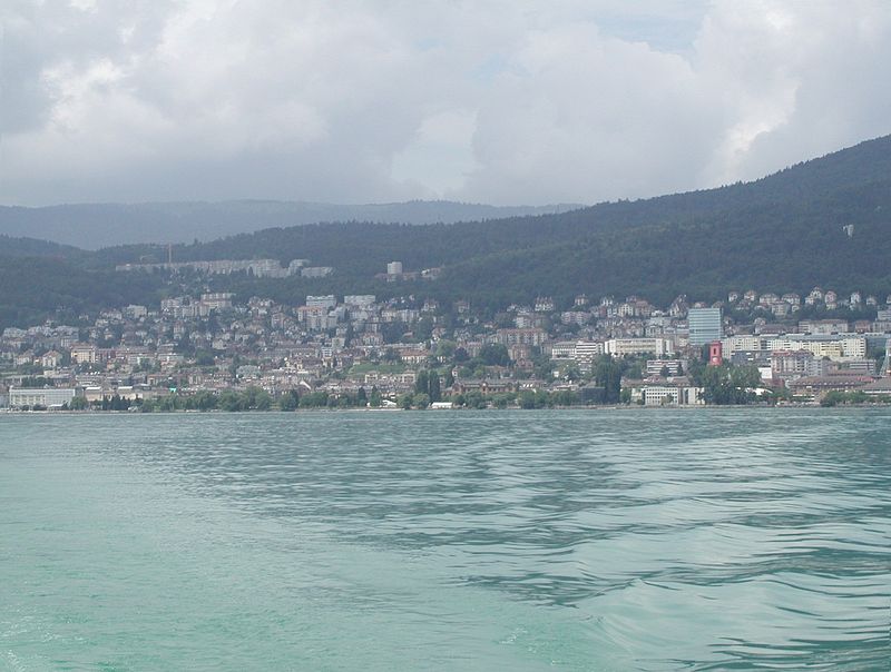 Ньошател и е разположено на северния бряг на езерото Ньошател