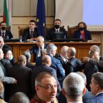 Парламент депутати от ГЕРБ почти се сбиха