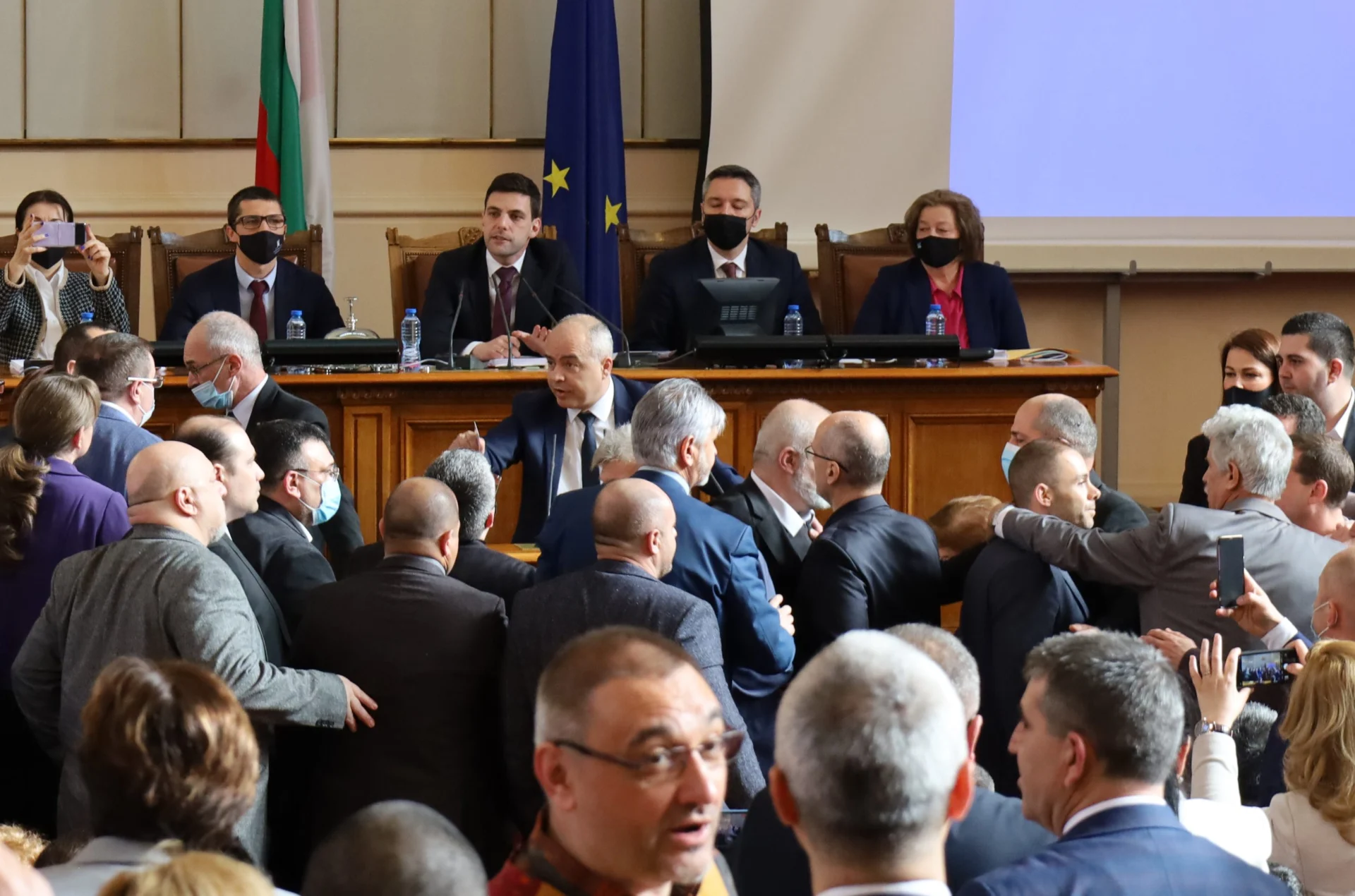Парламент депутати от ГЕРБ почти се сбиха