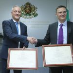 министър Божидар Лукарски връчи сертификат за инвестиция клас „А“ по реда на Закона за насърчаване на инвестициите на „Юнифай Сървис Център“ ЕООД
