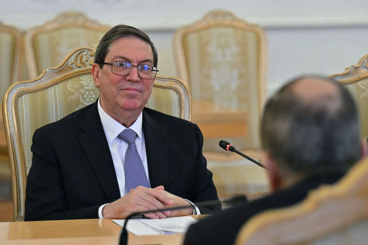 британският самолетоносач HMS Prince of Wales направи историческо посещение в пристанището на Токио