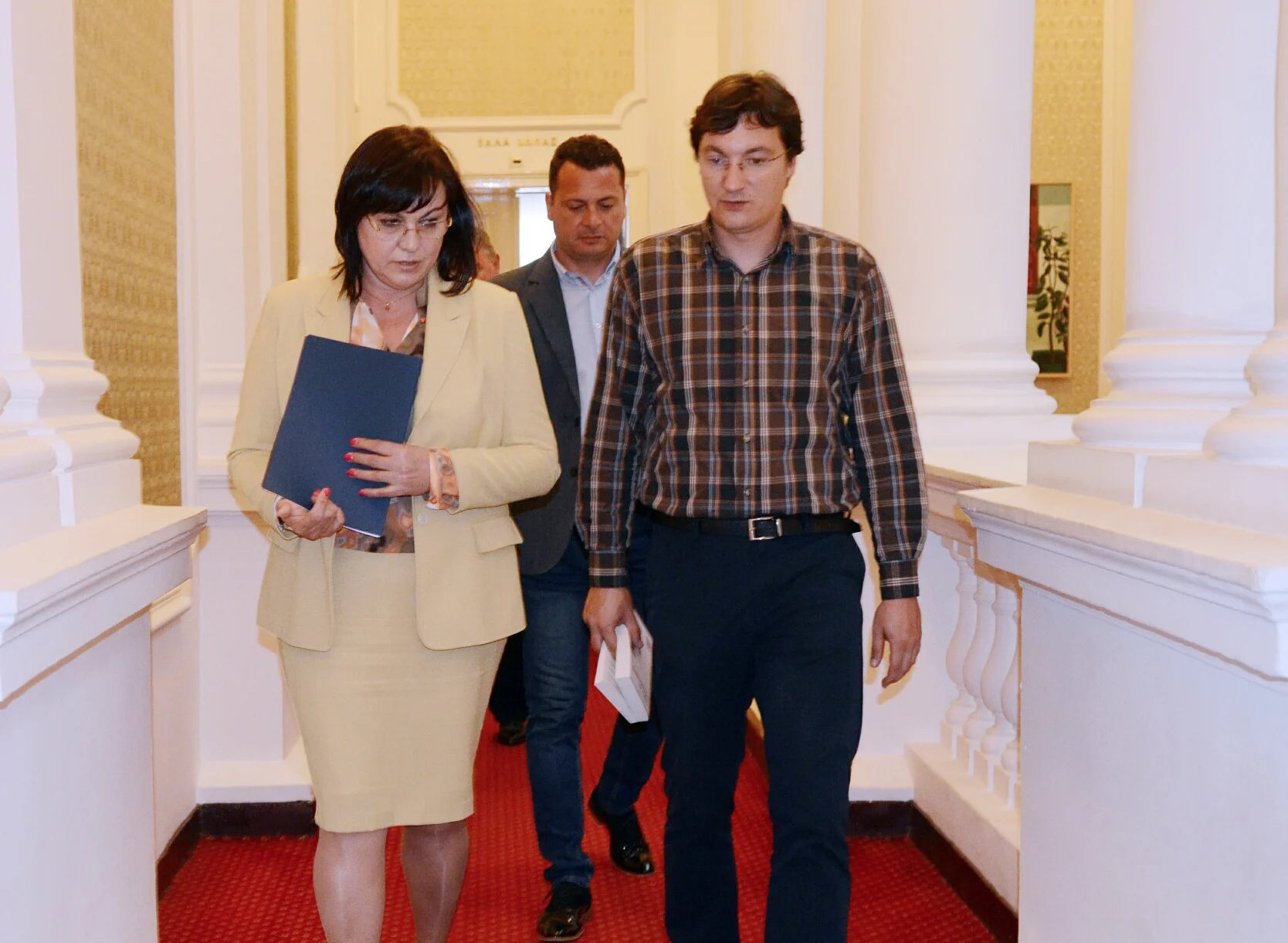 БСП Внася искане за  извънредно заседание на парламента Корнелия Нинова Крум Зарков