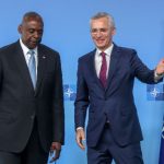Генералният секретар на НАТО Йенс Столтенберг (вдясно) и министърът на отбраната на САЩ Лойд Остин