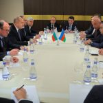 Президентът Радев обсъди с бизнесмени в Баку обмена на инвестиции.