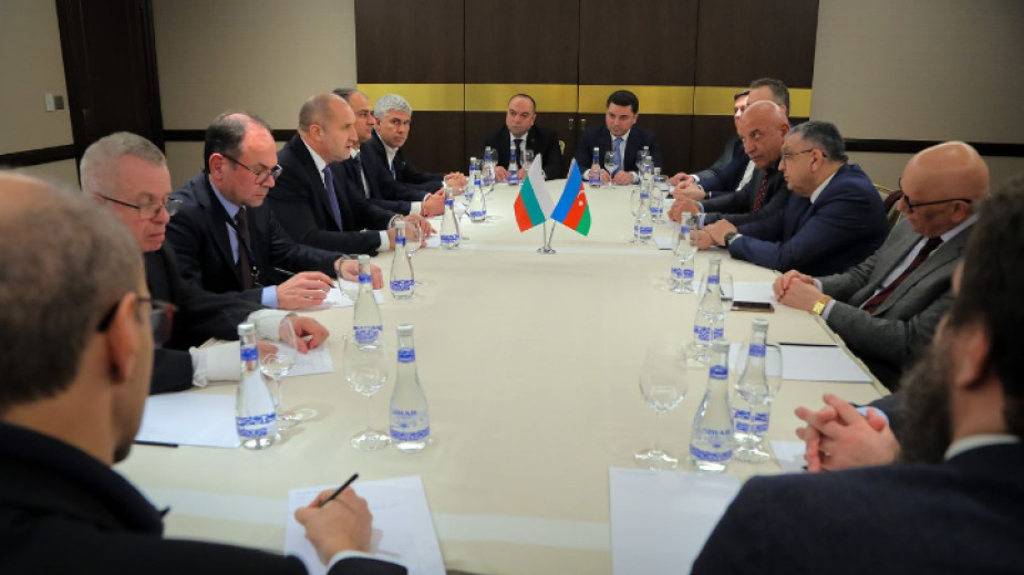 Президентът Радев обсъди с бизнесмени в Баку обмена на инвестиции.