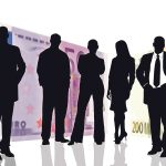 Чиновници на фона на евро банкноти