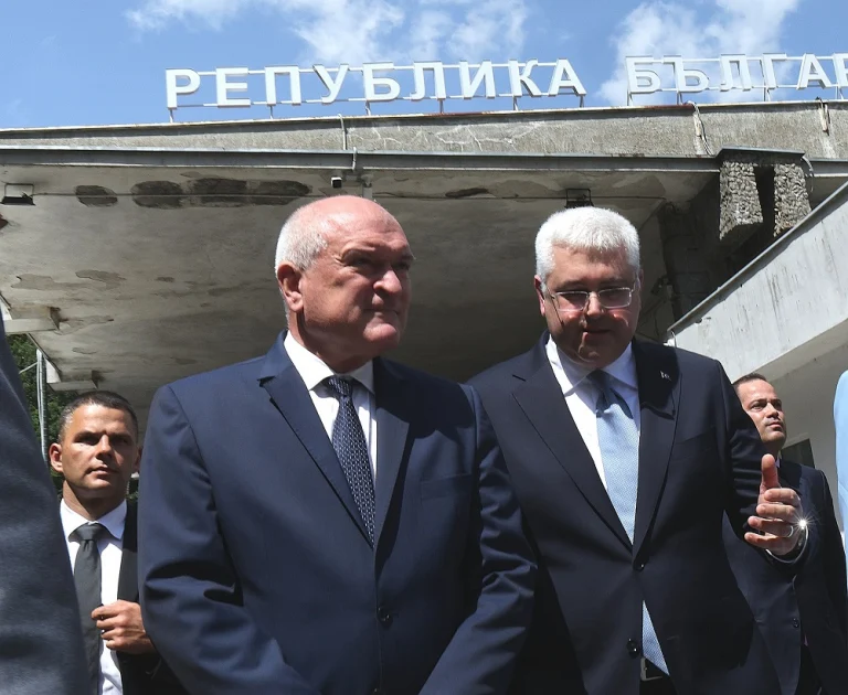 Премиерът Димитър Главчев заедно с посланика на южната ни съседка Мехмет Саит Уянък посетиха ГКПП „Малко Търново“ и ГКПП „Дерекьой“.