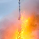 Мащабен пожар унищожи 400-годишния пилон на старата борса на Копенхаген