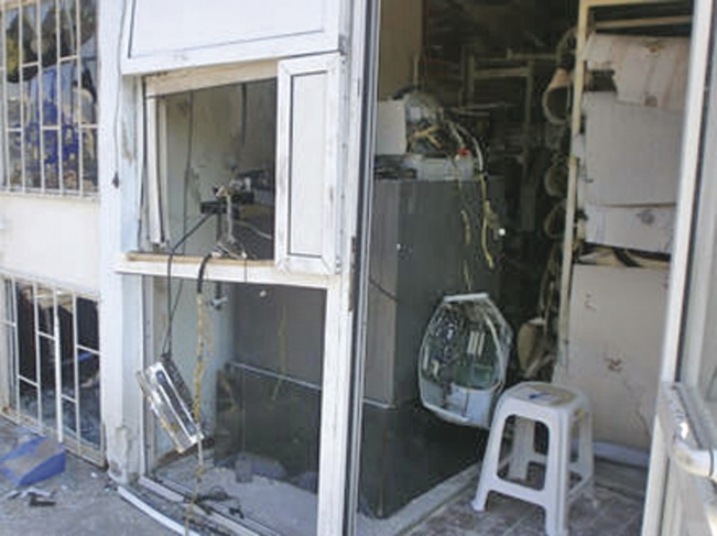 Сто и петдесет грама тротил вдигнаха във въздуха банкомат в пернишкия квартал "Тева".