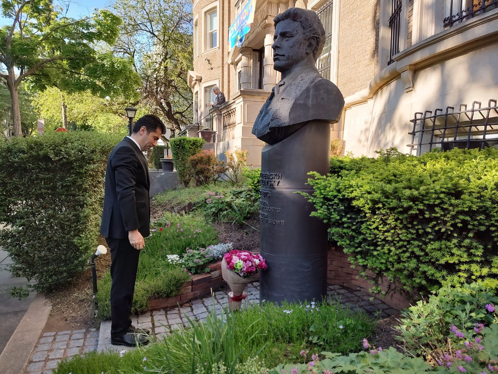 кирил петков паметник левски сащ
