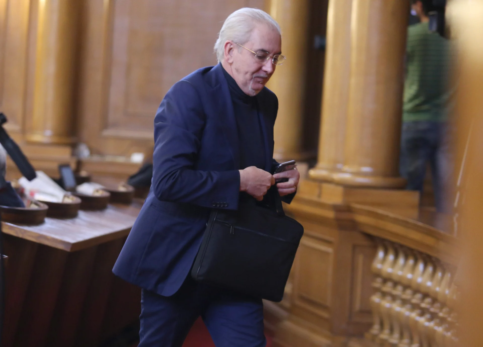 Парламент Лютви Местан
