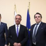 Отляво надясно - министърът на транспорта Георги Гвоздейков, министърът на инфраструктурата и транспорта на Гърция Христос Стайкурас и министърът на финансите Асен Василев