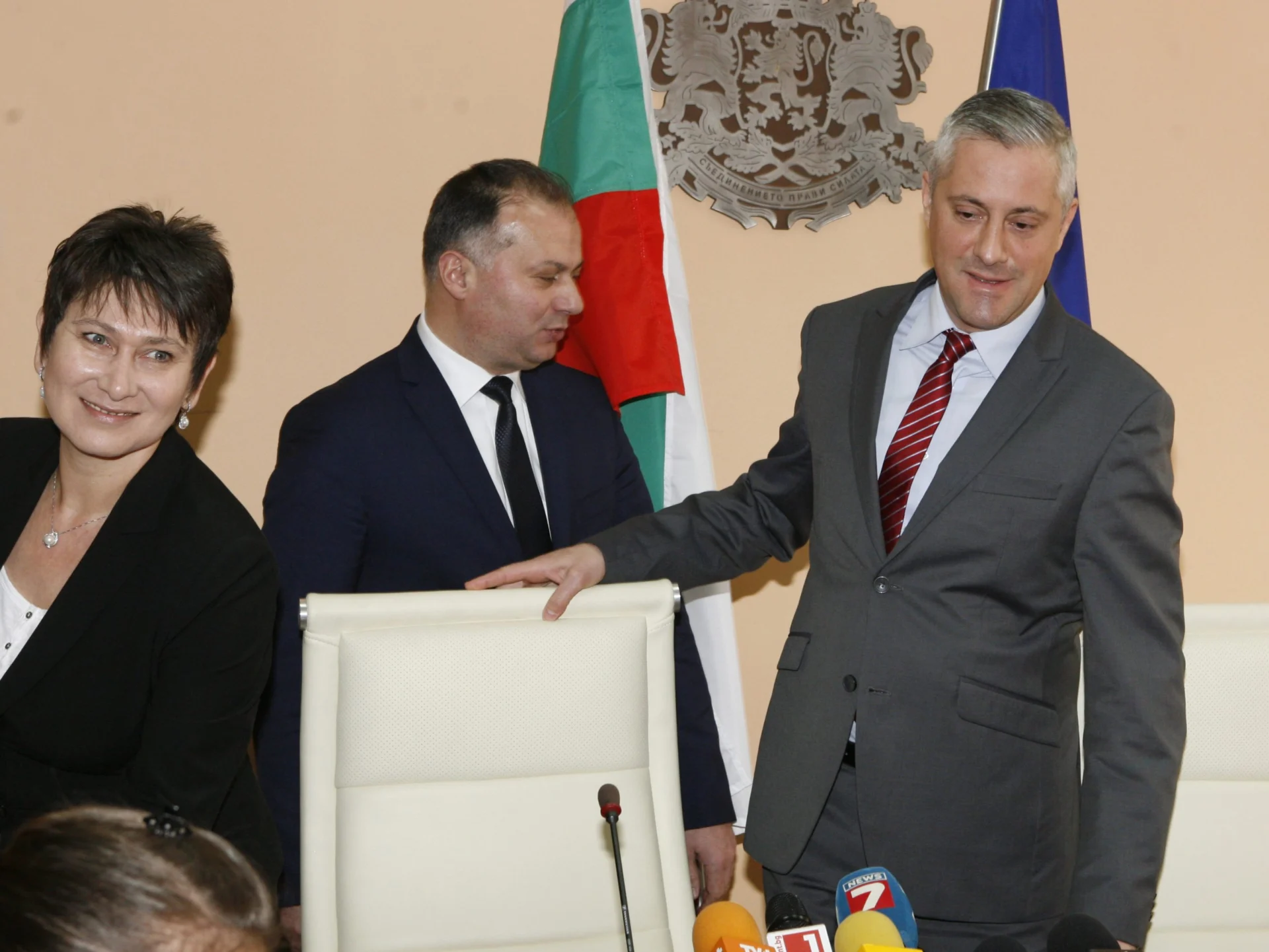 Министерство на икономиката отчет за 100 дни Божидар Лукарски - министър на икономиката Даниела Везиева - замв. мин. на икономиката Любен Петров - зам. мин. на икономиката