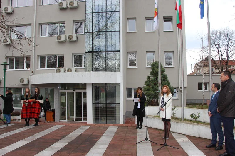 николова
