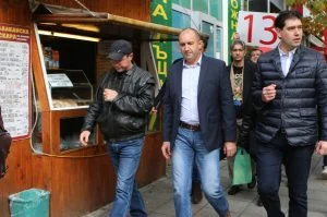 Румен Радев обикаля по Софийските улици
