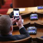 Парламент - Избор на мин. на правосъдето Екатерина Захариева депутат снима с телефон