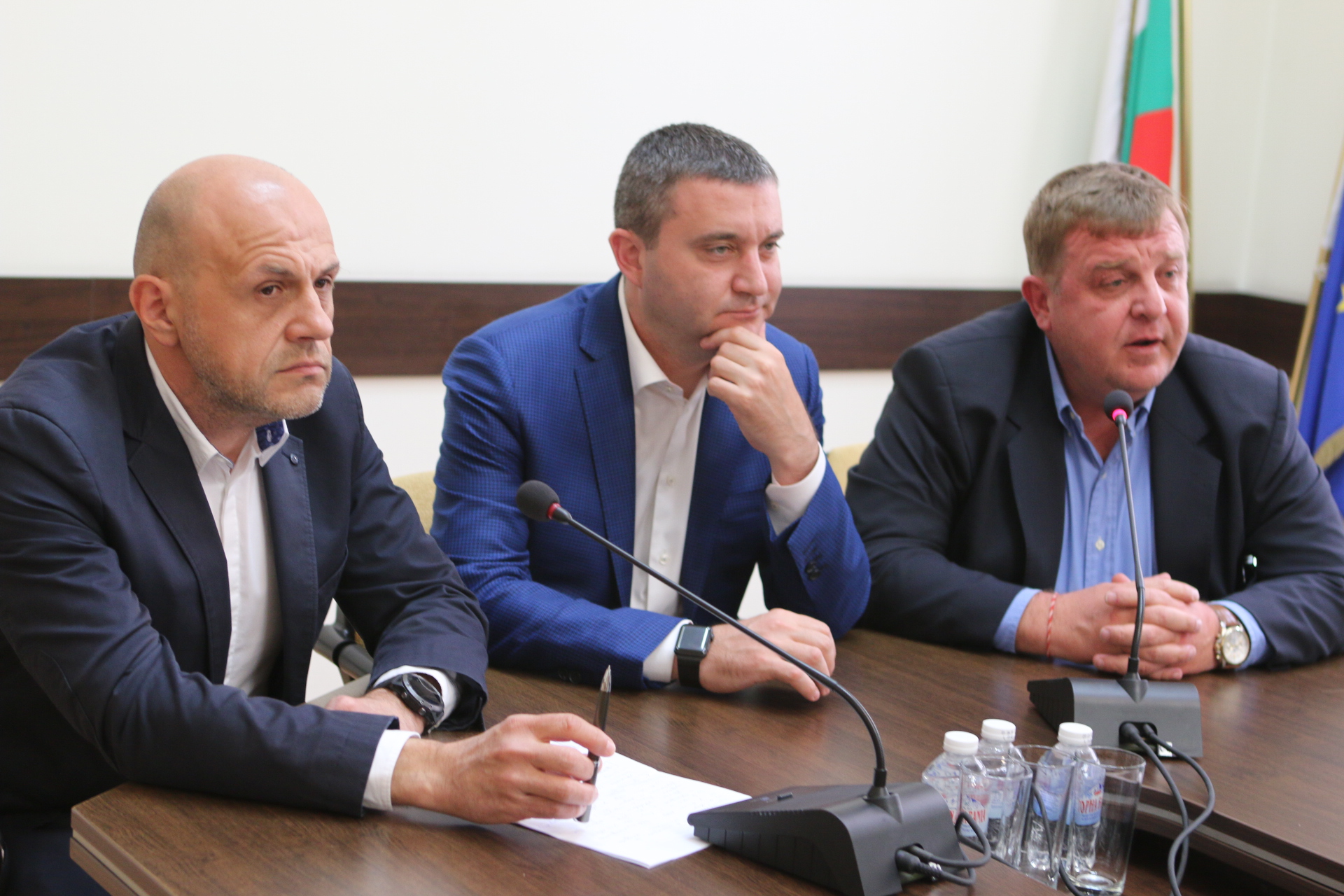 Пресконференция министерство на финансите Томислав Дончев Владислав Горанов Красимир Каракачанов