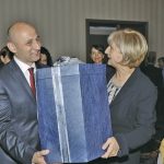Служителите от "Райфайзенбанк " подариха на бившия си шеф фотоапарат