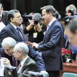 Председателят на ЕК Жозе Барозу в “дружески” дебат с английския премиер Дейвид Камерън на срещата в Брюксел.