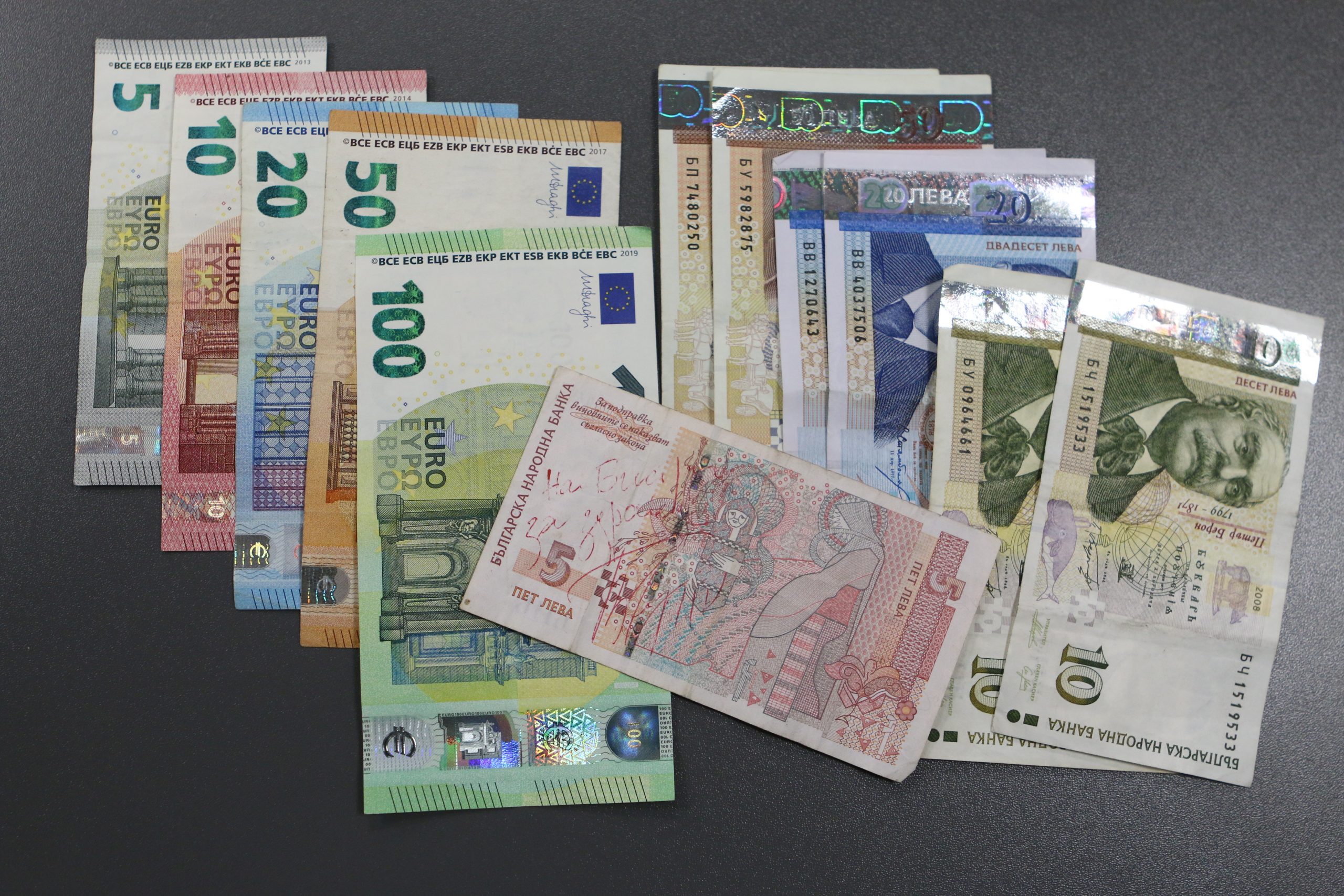 Банкноти левове евра пари