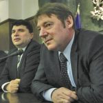 Шефът на ДАНС Владимир Писанчев (първият вдясно) и председателят на ДАТО Цветан Китов (вторият вдясно) са доволни