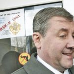 Бившият шеф на Агенцията за бежанците Светослав Мичев има причини да се усмихва след оправдателната присъда.