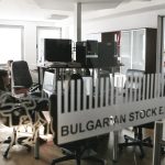 Мониторите на брокерите все по-рядко “пламват” от горещи борсови новини.