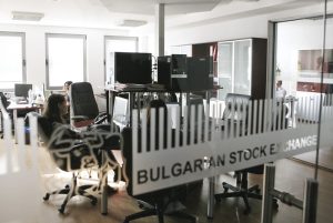Мониторите на брокерите все по-рядко “пламват” от горещи борсови новини.