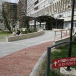 Два протеста пред "Майчин дом" - единият в защита на младата майка Антония, другият в подкрепа на д-р Шикова