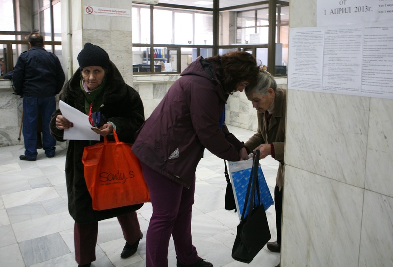 Мнозина пенсионериводят "гражданска война" с чиновниците в осигурителния институт.