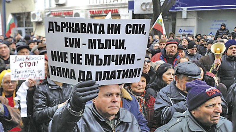 В края 2013 г. хиляди длъжници на монополните компании