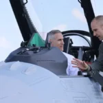 Андрей Гюров разгледа изтребителите F-16 отблизо и влезе в ролята на пилот