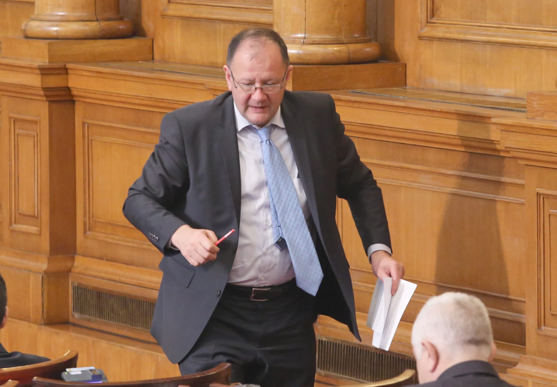 Парламент Михаил Миков