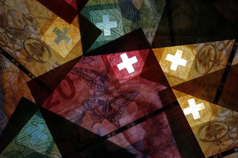 SNB може да ореже сериозно лихвите след 6-процентния ръст на франка към зелените пари