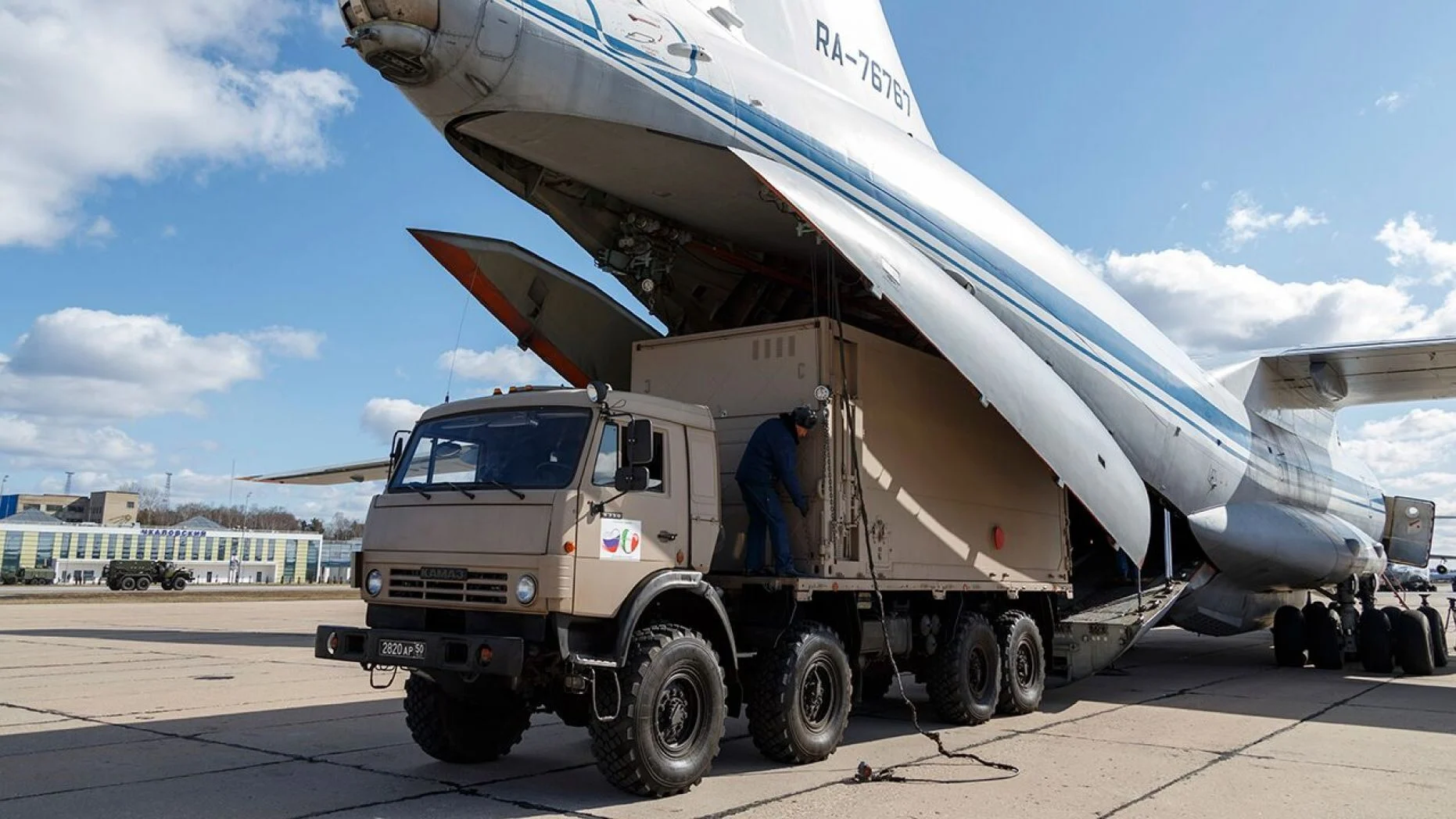 русия италия коронавирус помощ