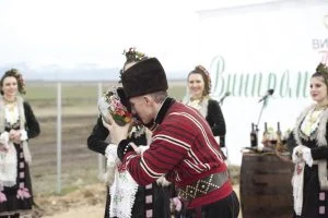 Една от древните традиции на Трифон Зарезан е коронясването на Цар на лозето. Ритуалът се изпълнява всяка година