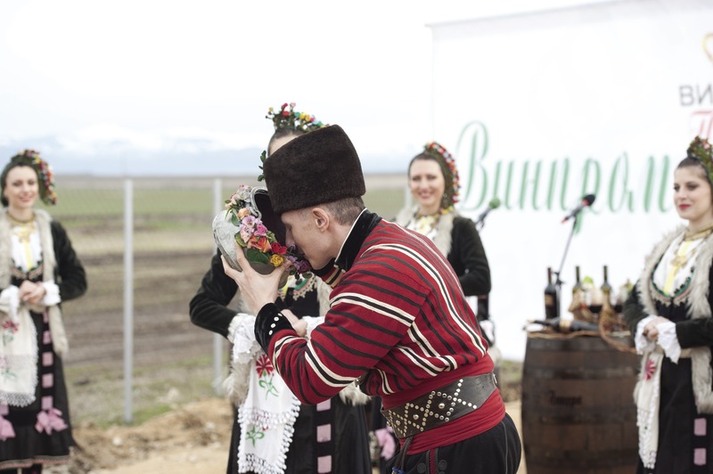 Една от древните традиции на Трифон Зарезан е коронясването на Цар на лозето. Ритуалът се изпълнява всяка година