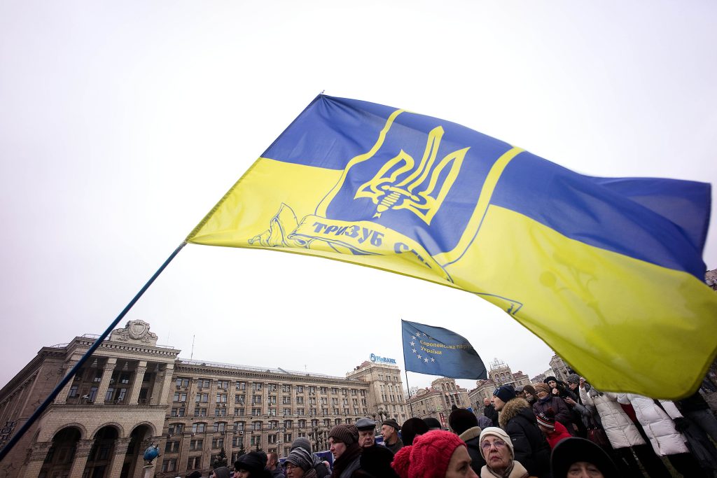 Украйна очаква натиск от МВФ да девалвира гривната и да запълни бюджетната дупка от 15 млрд. долара