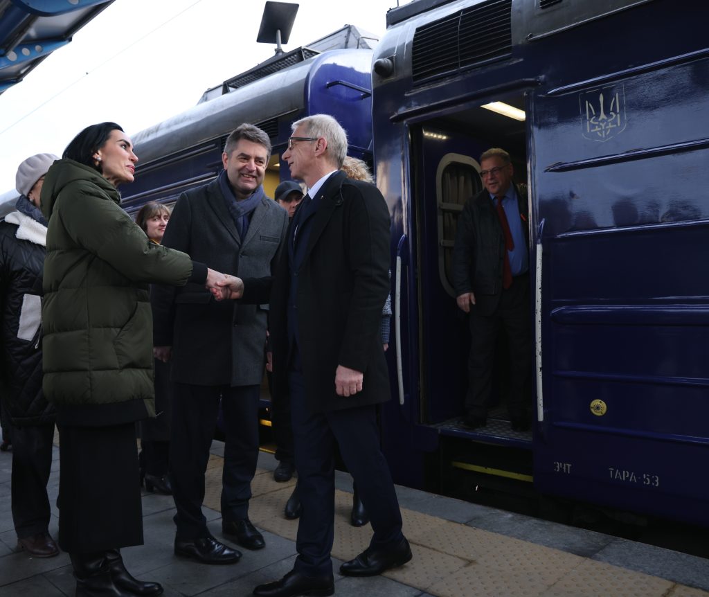 Делегация, водена от Денков, пристигна на посещение в Украйна