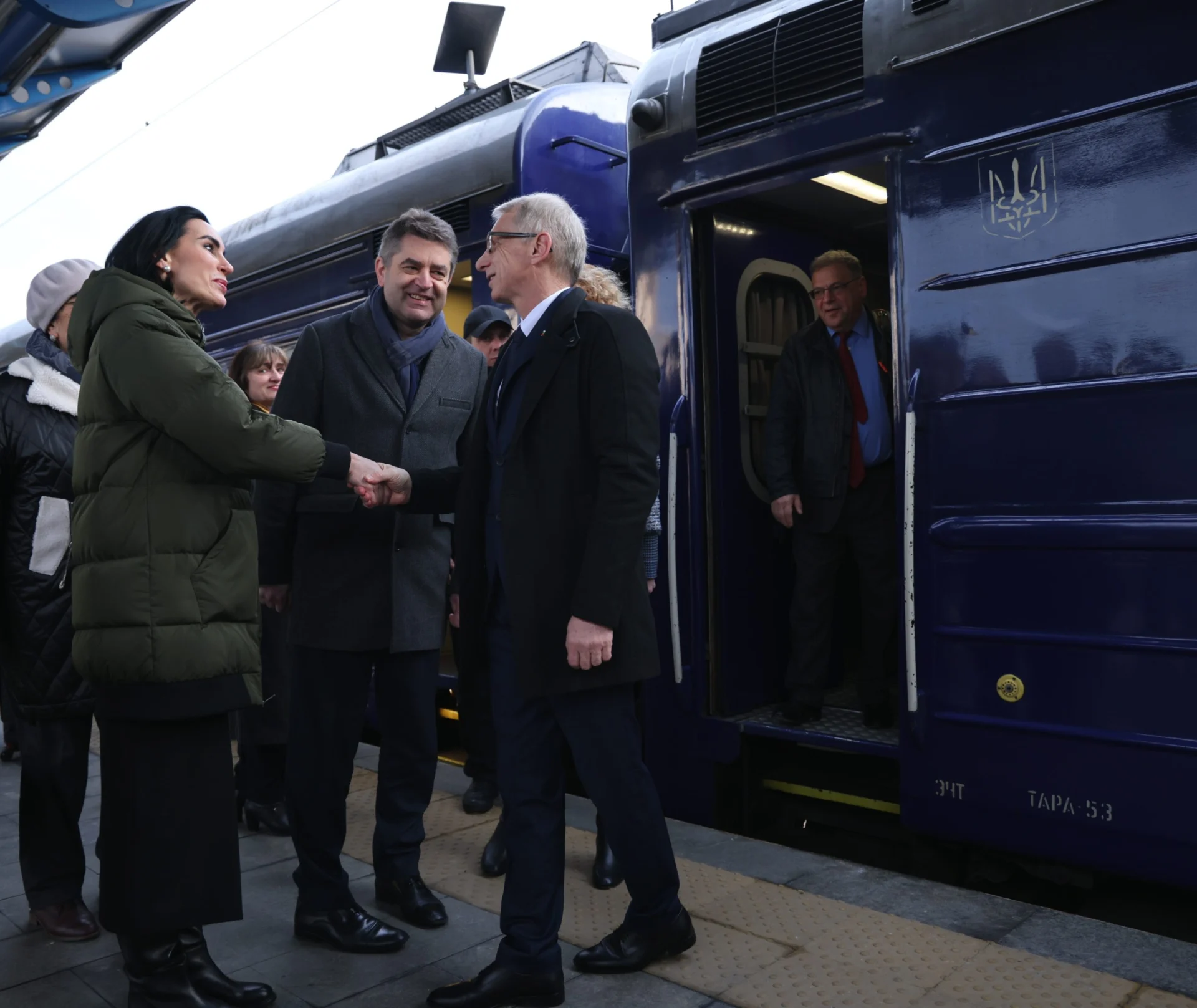 Делегация, водена от Денков, пристигна на посещение в Украйна