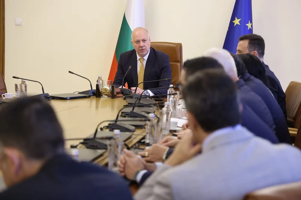 Желязков провежда работно съвещание във връзка със ситуацията в Близкия изток