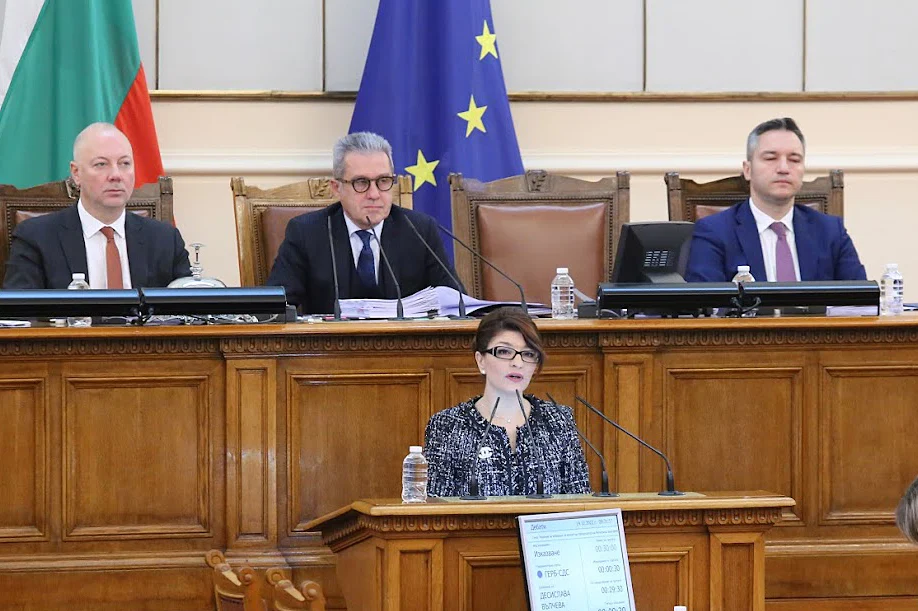 Парламент Десислава Атанасова гласуване кабинет