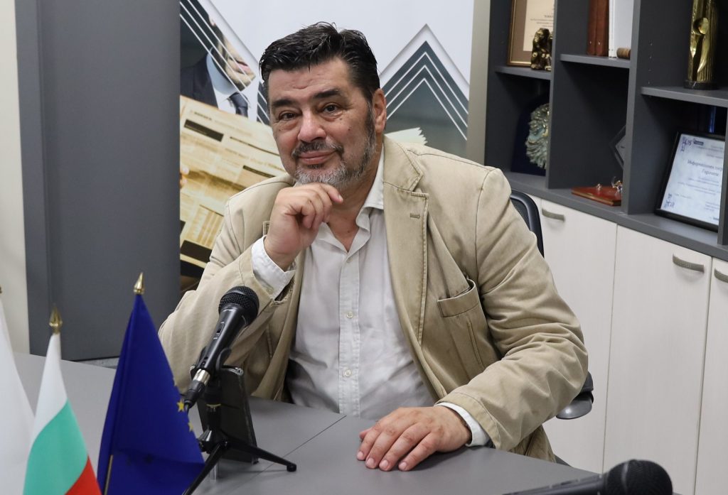 Сарафов, Правосъдие за всеки, Велислав Величков