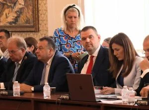 Парламент комисия по правни въпроси Делян Пеевски