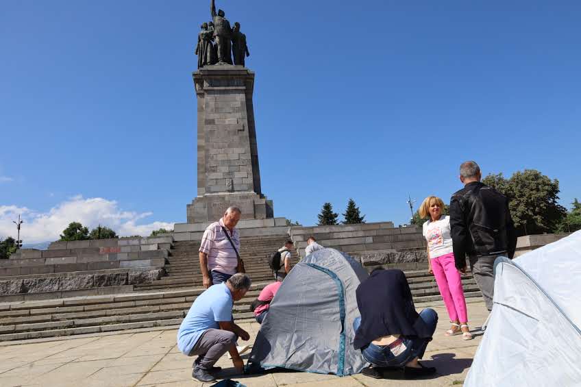 Левицата пази паметника на съветската армия