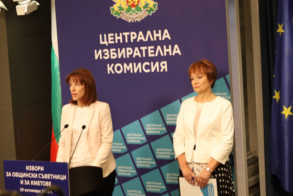 Имаме пълната подкрепа на правителството за подготовката за вота, заявиха от ЦИК